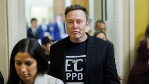 Musk spaventa l'Ucraina, poi il dietrofront: "Non spengo Starlink"