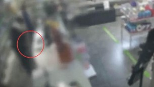 Mutande in testa come passamontagna, così agiva rapinatore seriale di farmacie a Milano