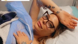 Naike Rivelli, la foto in ospedale dopo l'operazione al seno: "Tanto dolore, ma sono viva"
