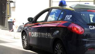 Napoli, 80enne spara alla moglie e si barrica in casa