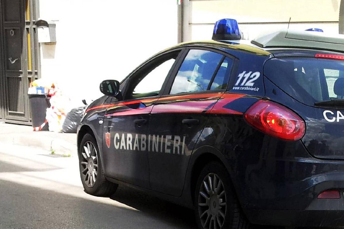 Napoli, 80enne spara alla moglie e si barrica in casa