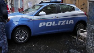 Napoli, accoltellato oggi nel rione Amicizia: è in prognosi riservata