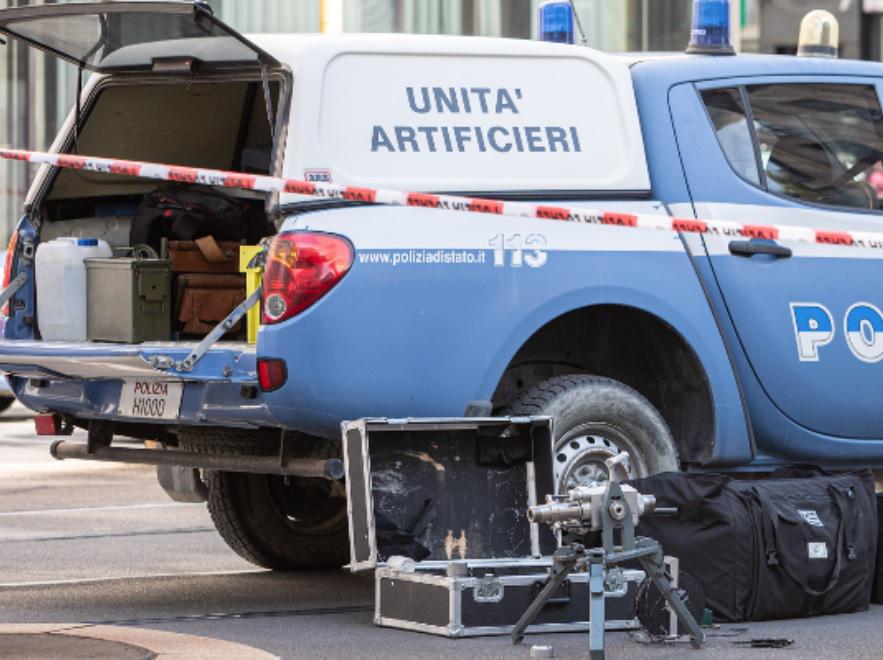 Napoli, allarme bomba in piazza Municipio: c'è una valigia sospetta