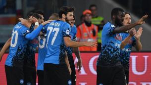 Napoli-Bologna 3-2, tris azzurro e primo posto solitario