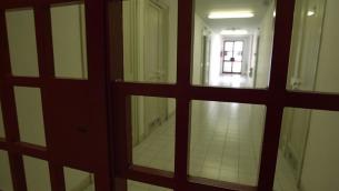 Napoli, cellulari e droga in carcere: garante detenuti tra 8 arrestati