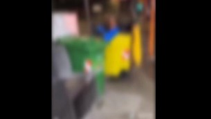 Napoli, chiudono uomo in cassonetto e lo rovesciano - Video
