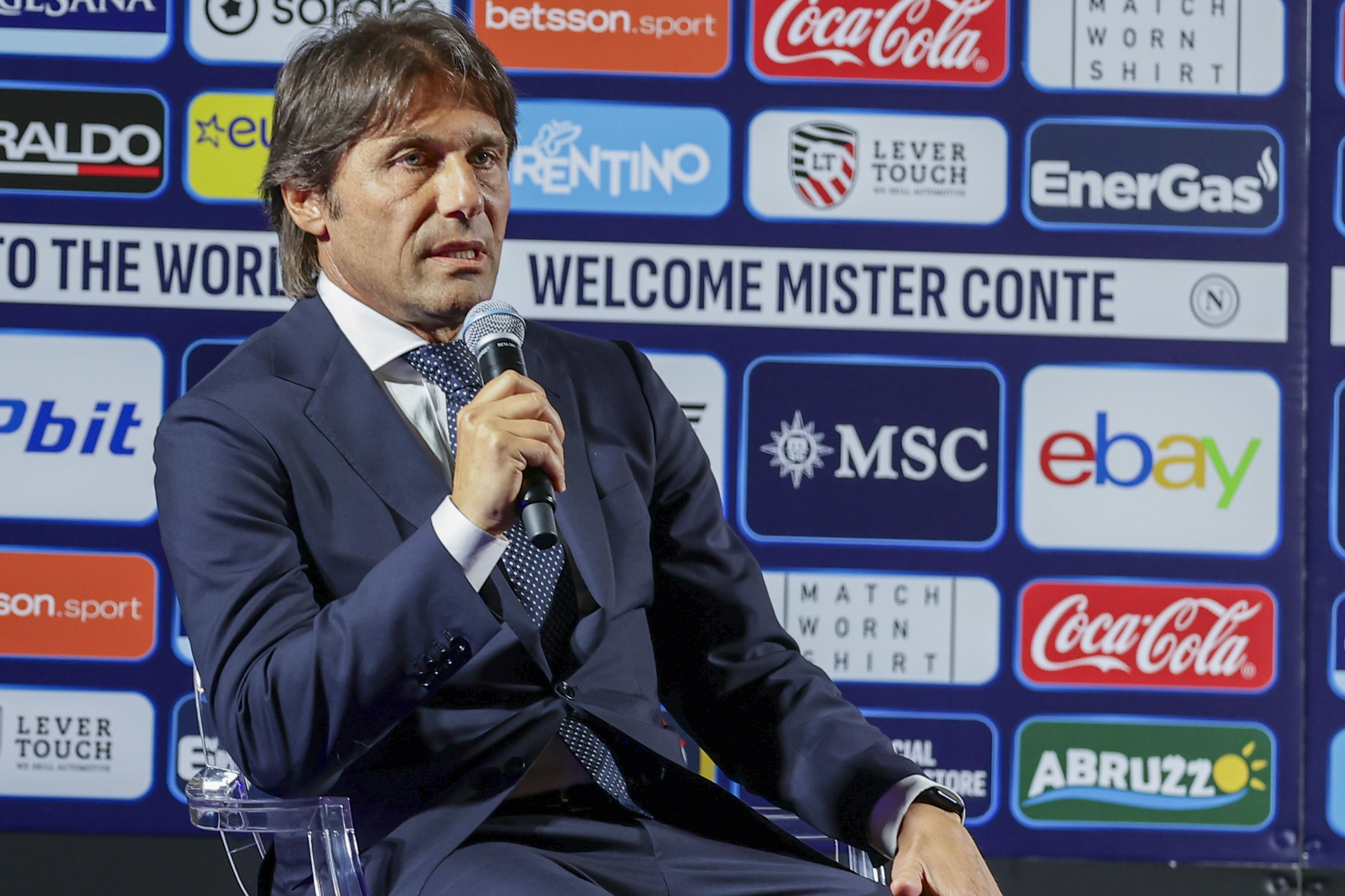 Napoli, Conte si presenta: "Voglio una squadra con la faccia arrabbiata e voglia di rivalsa"