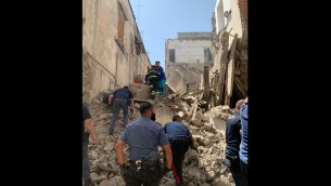 Napoli, crolla palazzo di tre piani a Torre del Greco