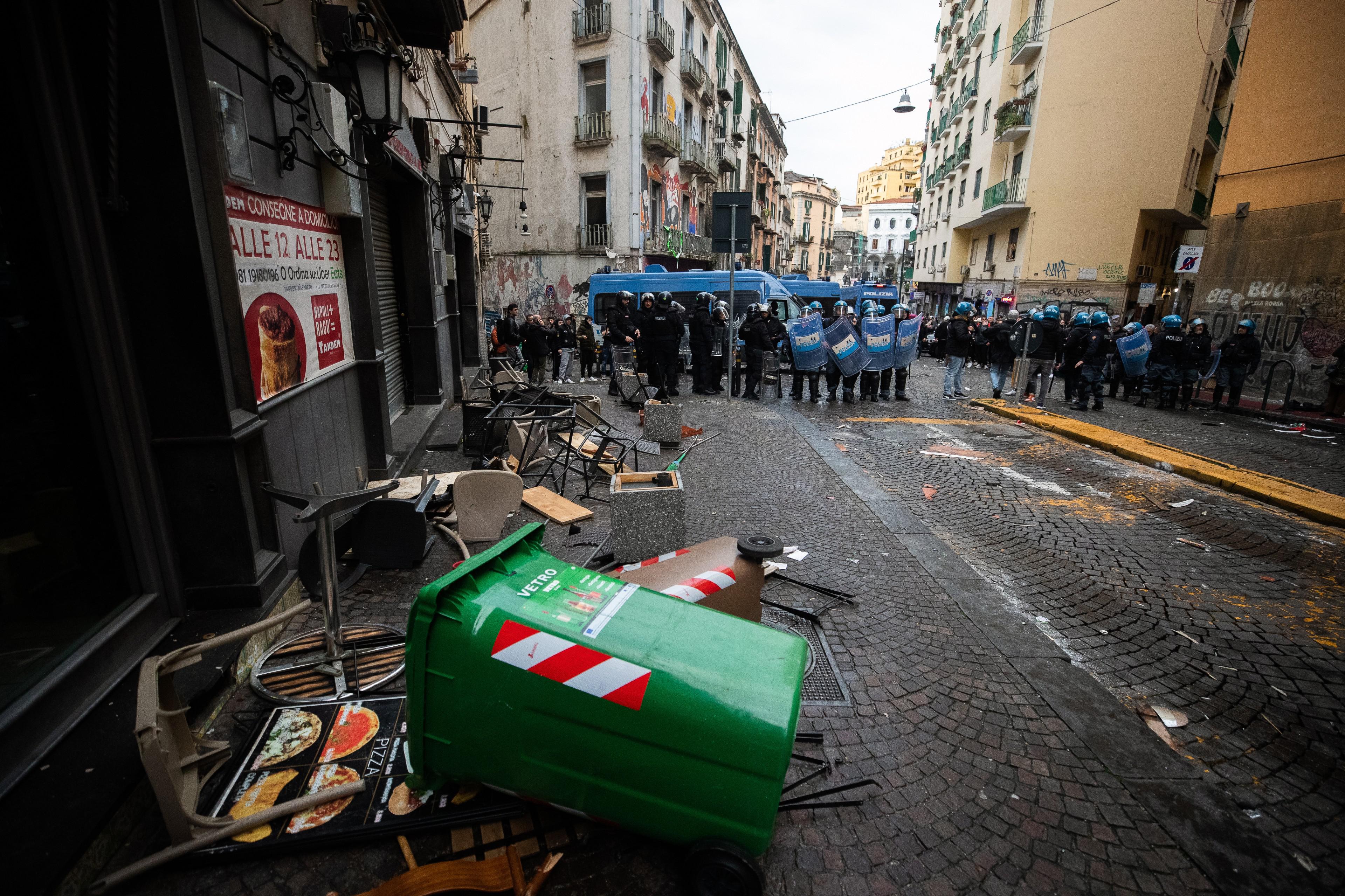 Napoli-Eintracht, scontri tra tifosi: primi 6 arresti