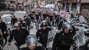 Napoli-Eintracht, tifosi tedeschi in città: tensione e corteo - Video