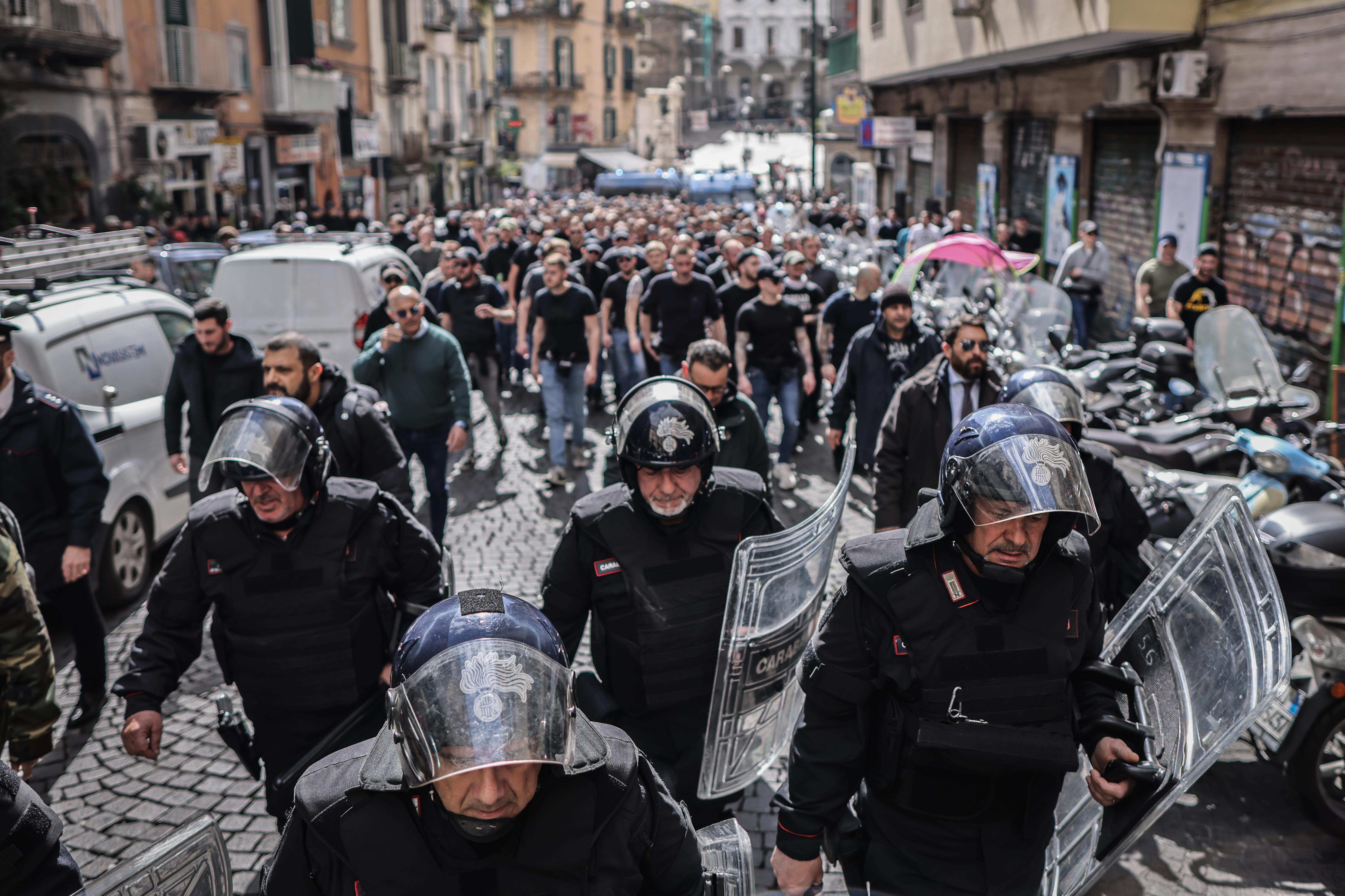 Napoli-Eintracht, tifosi tedeschi in città: tensione e corteo - Video