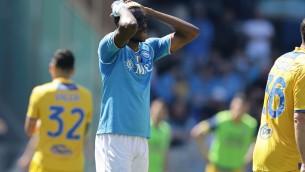 Napoli-Frosinone 2-2, doppietta di Cheddira frena gli azzurri