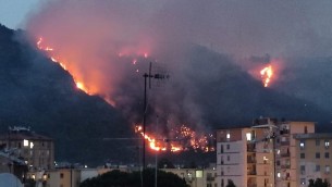 Napoli, incendio ai Camaldoli: Canadair in azione e cenere in tutta la città - Video