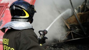 Napoli, incendio in un campo rom: impennata di diossine