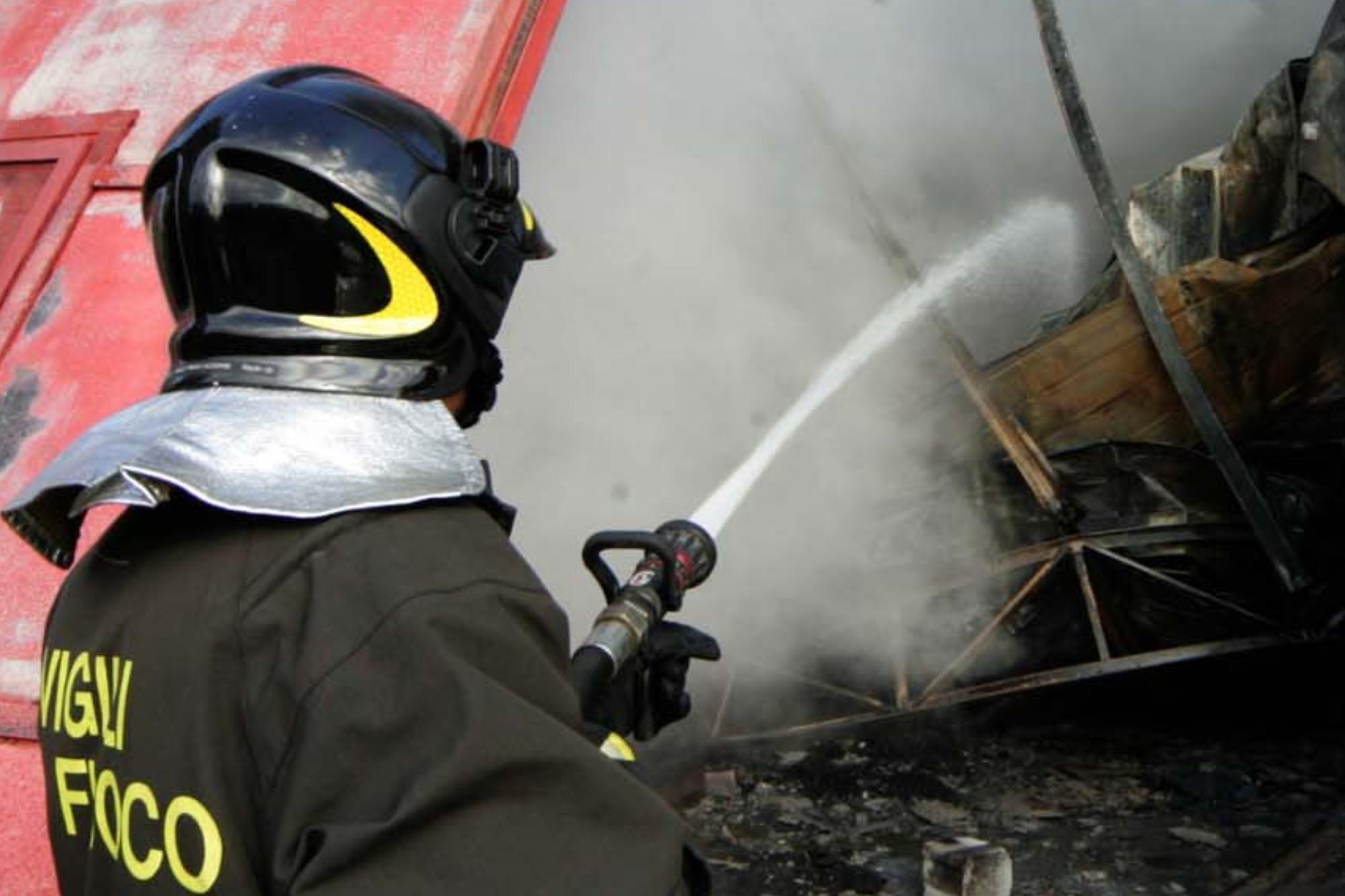 Napoli, incendio in un campo rom: impennata di diossine