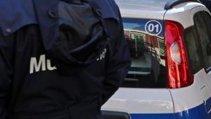 Napoli, investe 3 passanti e scappa: uno muore
