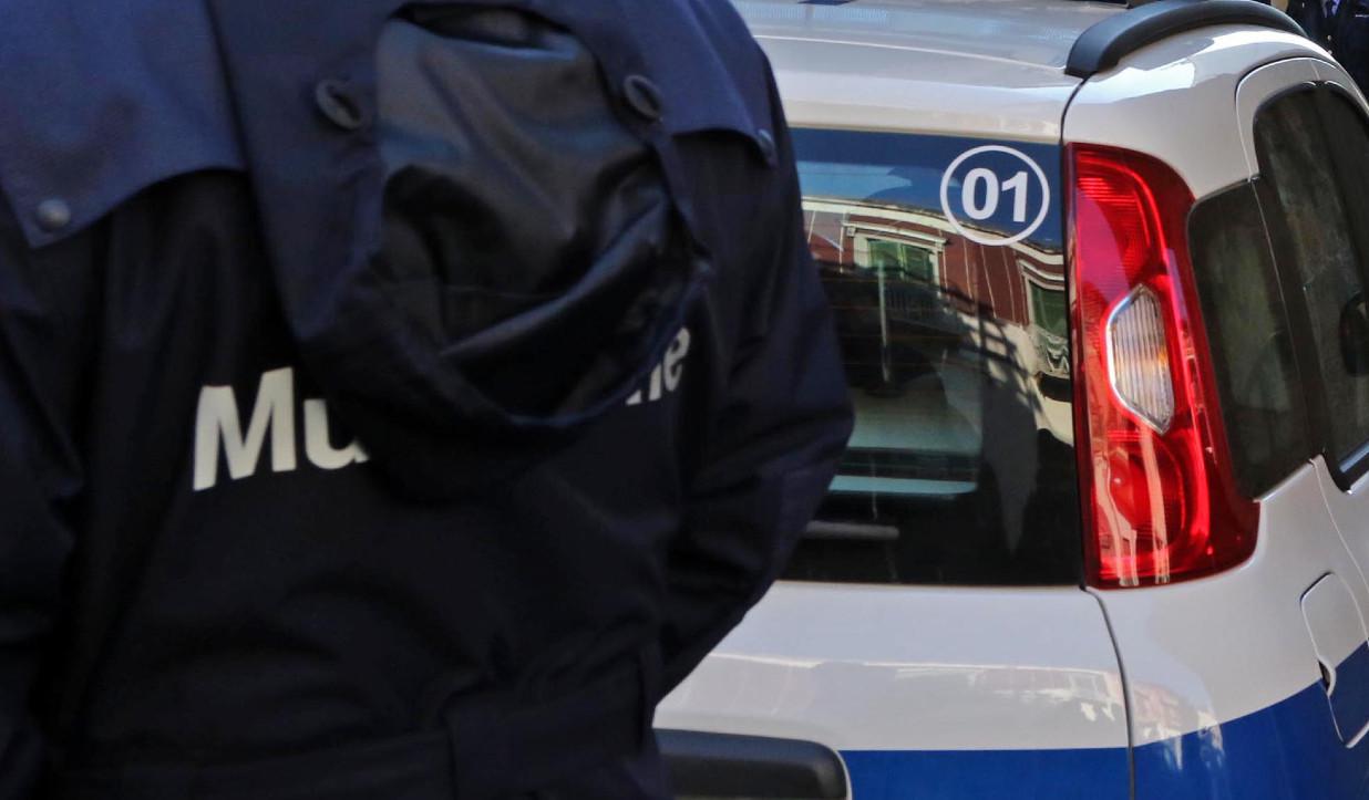 Napoli, investe 3 passanti e scappa: uno muore
