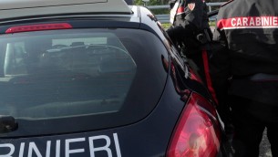Napoli, maxi blitz antidroga: decine di arresti, donna spaccia con bimbo in braccio