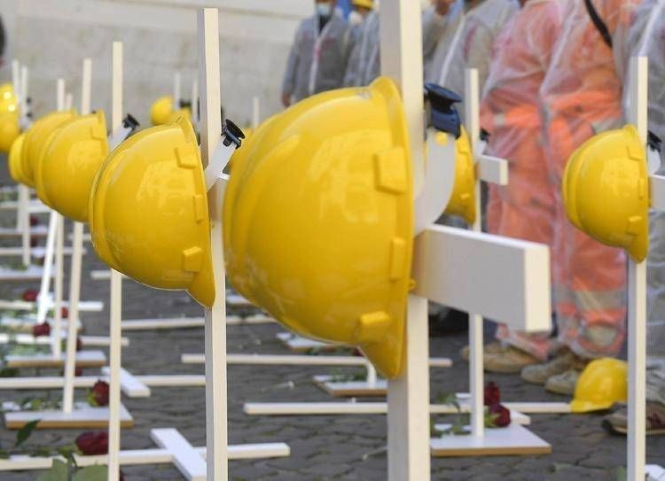Napoli, operaio cade da impalcatura e muore