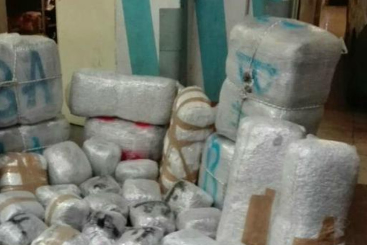 Napoli, ordina pastori presepe ma gli arrivano 10 chili di marijuana