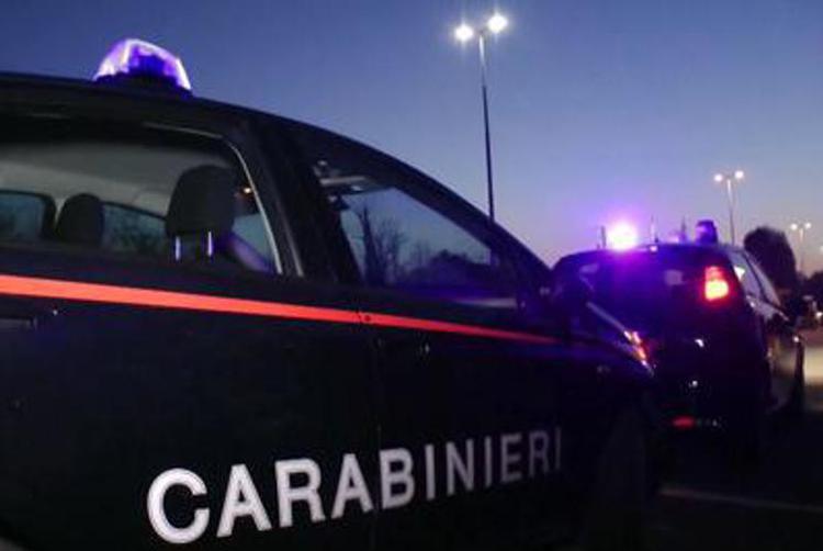 Napoli, picchia la fidanzata e tenta di soffocarla con un cuscino: arrestato