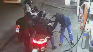 Napoli, provano a rubargli lo scooter e gli sparano - Video