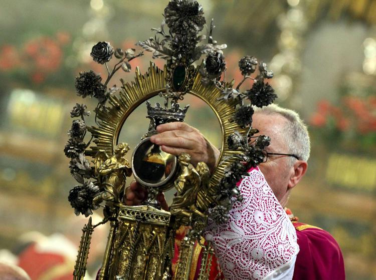 Napoli, si è sciolto il sangue di San Gennaro: è il 'miracolo di maggio'