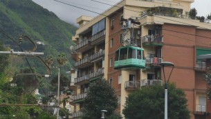 Napoli, si rompe cavo: funivia sospesa e passeggeri bloccati