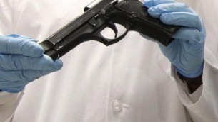 Napoli, spara a figlia di 7 anni: colpo partito per sbaglio