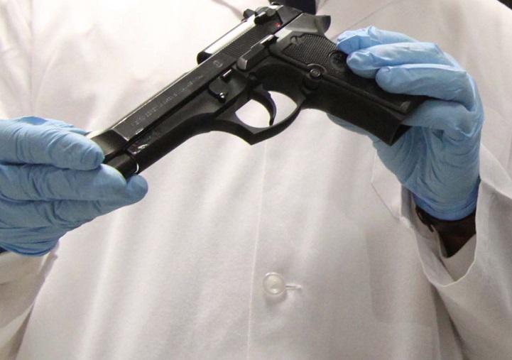 Napoli, spara a figlia di 7 anni: colpo partito per sbaglio