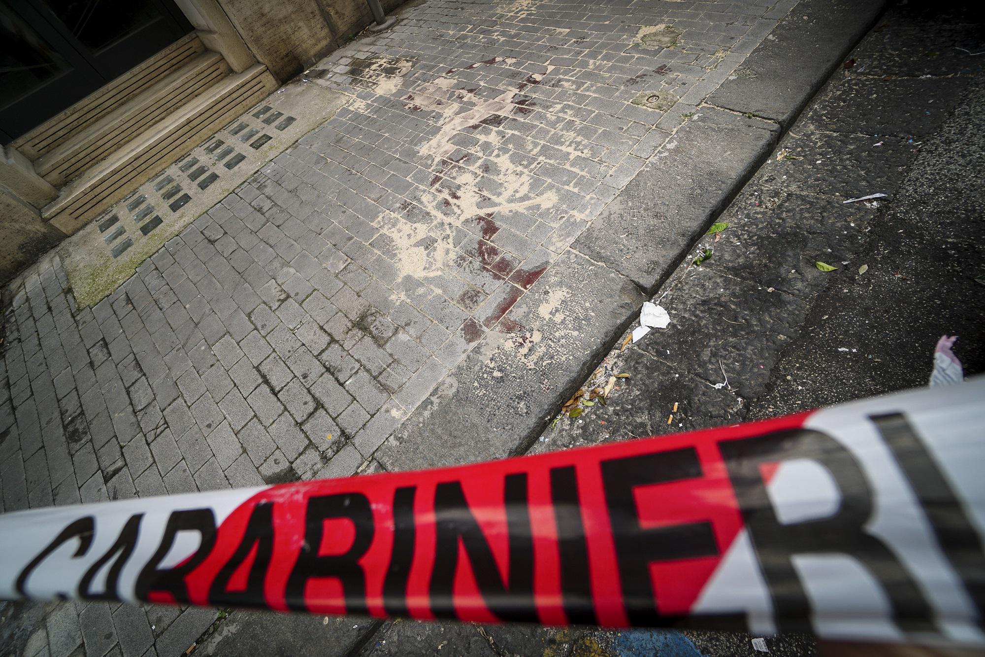 Napoli, spara davanti a bar: 4 ragazzi feriti, 2 sono gravi