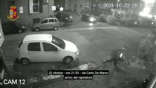 Napoli, trascinata con auto durante rapina: fermato 42enne - Video