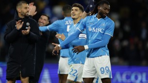 Napoli-Verona 2-0, Conte prova la fuga