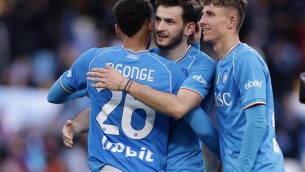 Napoli-Verona 2-1, Kvara regala i tre punti a Mazzarri