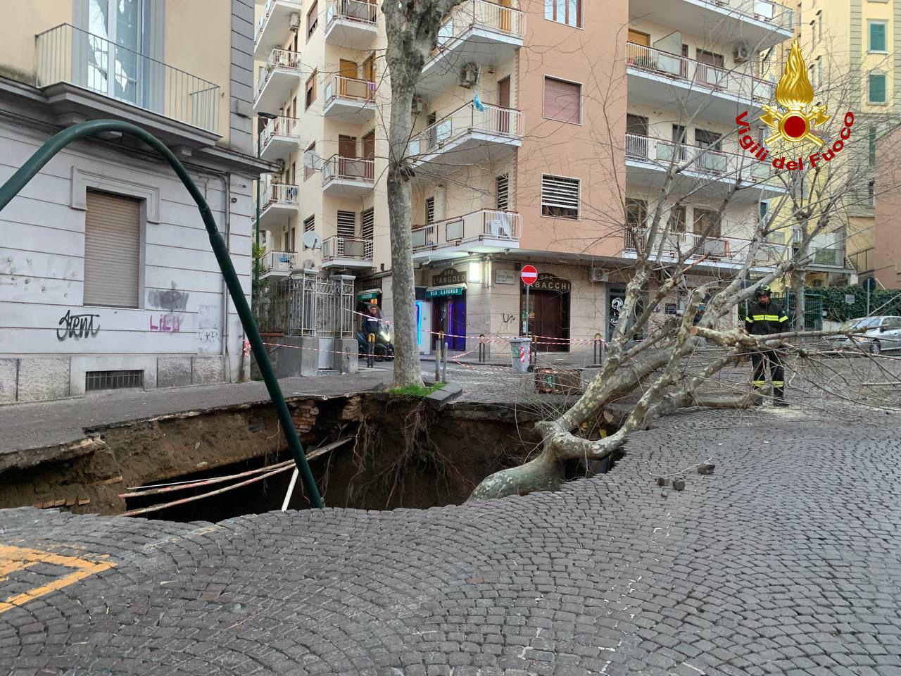 Napoli, voragine in strada al Vomero: inghiottite 2 auto - Video