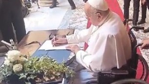 Napolitano, il messaggio lasciato dal Papa alla camera ardente