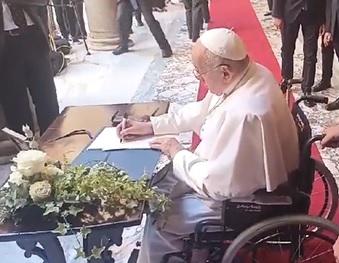 Napolitano, il messaggio lasciato dal Papa alla camera ardente