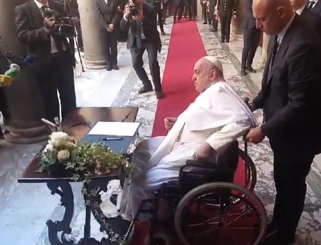 Napolitano, l'omaggio del Papa in Senato