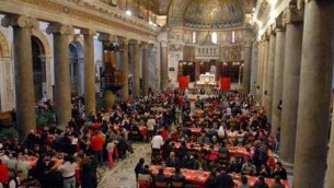 Natale, 400 persone in basilica di Santa Maria in Trastevere per pranzo di Sant'Egidio