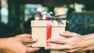 Natale, Altroconsumo: italiani spenderanno 490 euro a testa e 50% in più per viaggi su 2023