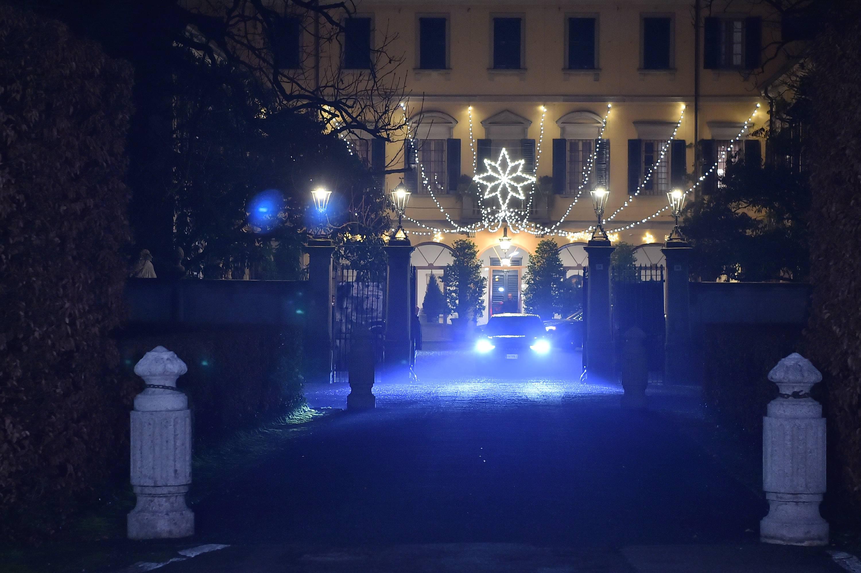 Natale in famiglia per Berlusconi, 'renne' ad Arcore e quadri in dono a parlamentari