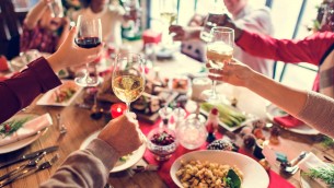 Natale, occhio a stuzzichini e apericene: i consigli del nutrizionista