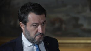 Natale, Salvini: "Contestare albero con palle rosa 'attacco sessista'? Ma perché?"