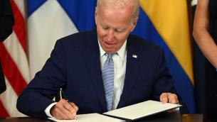 Nato, Biden firma ratifica adesione Svezia e Finlandia