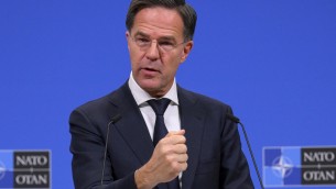 Nato, l'allarme di Rutte: "Russia si prepara a confronto a lungo termine"