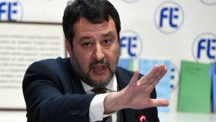 Naufragio Crotone, Salvini: "Non mi dimetto da ministro, scafisti unici colpevoli"
