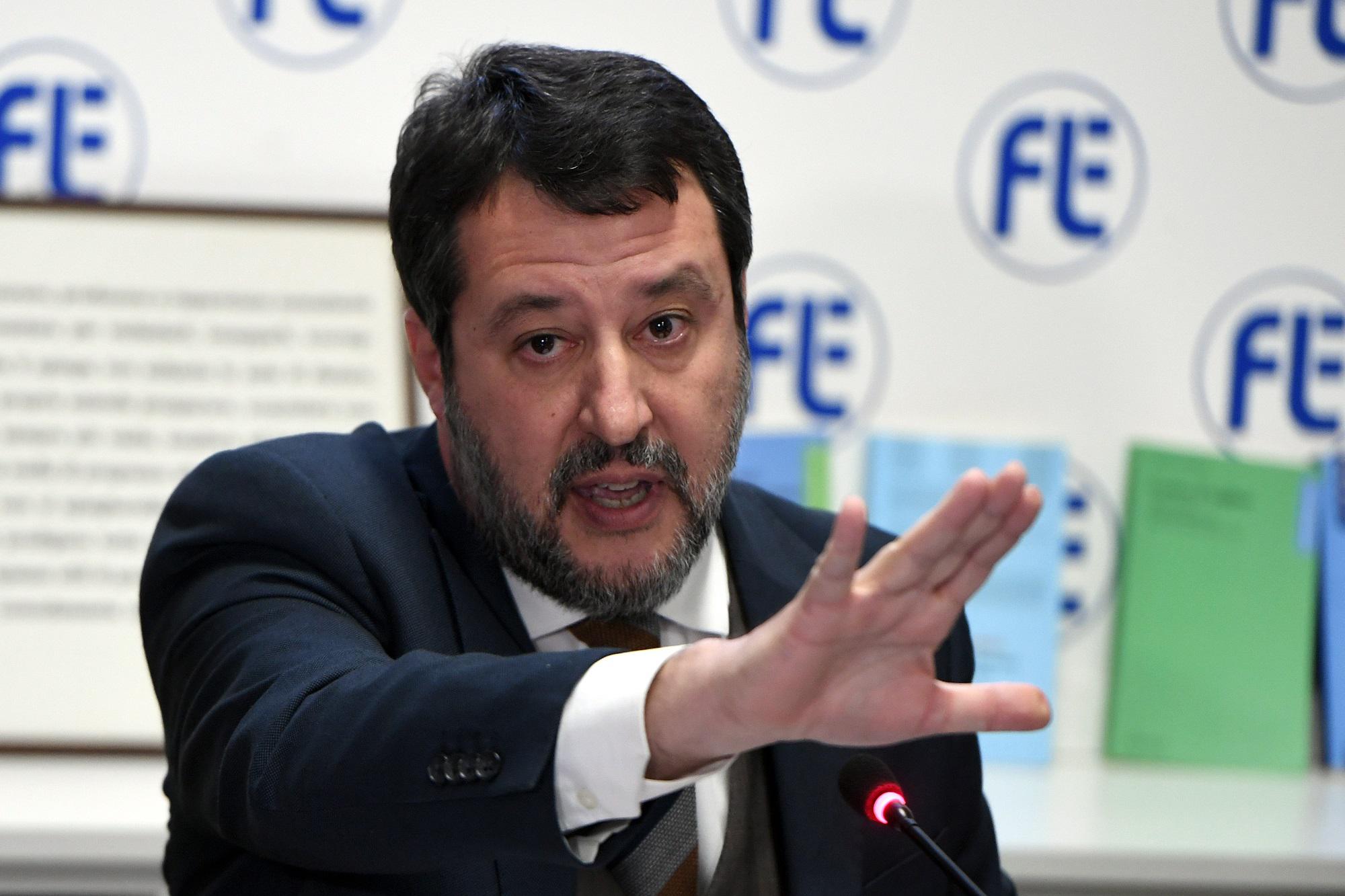 Naufragio Crotone, Salvini: "Non mi dimetto da ministro, scafisti unici colpevoli"