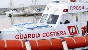 Naufragio migranti, 10 superstiti e 6 cadaveri portati a Lampedusa