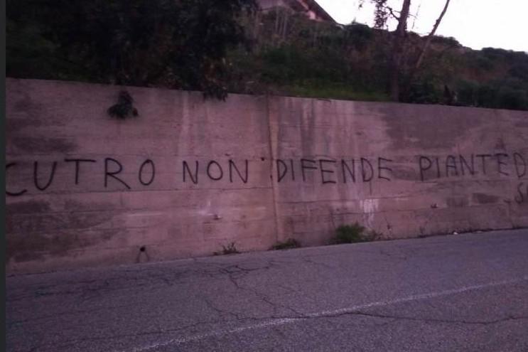 Naufragio migranti, a Crutro scritte contro Governo nel giorno del Cdm