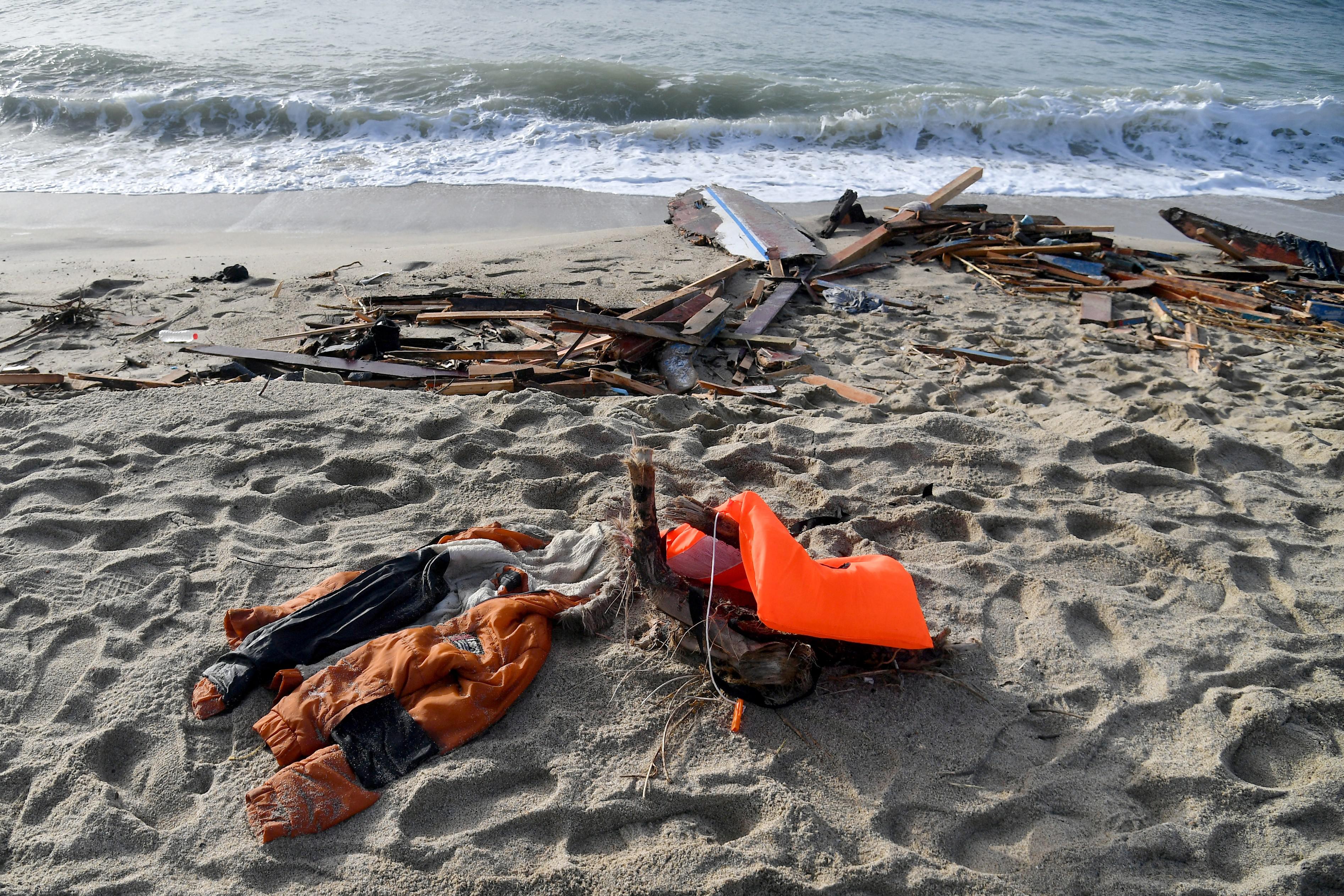 Naufragio migranti Crotone, proseguono ricerche dispersi